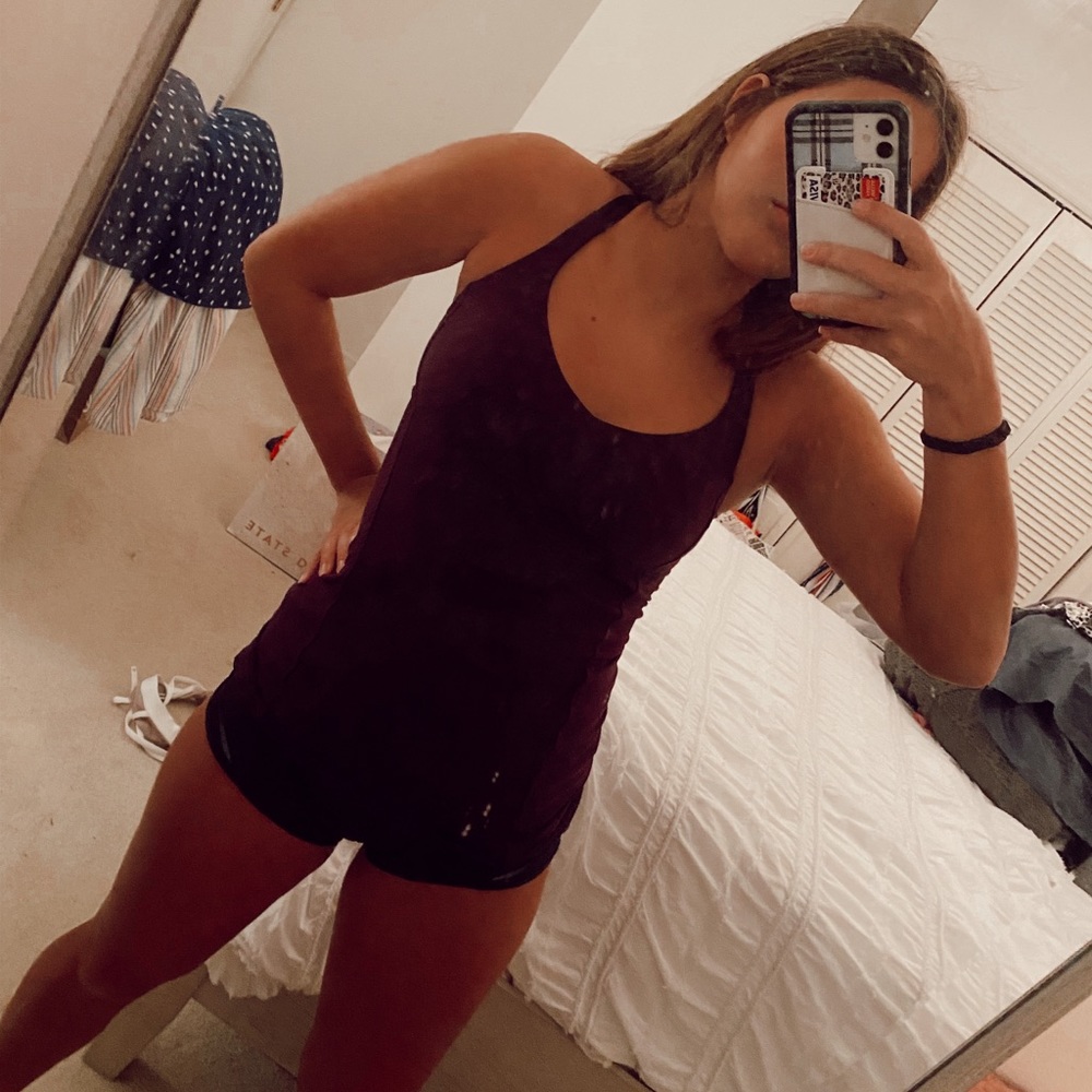 LULU LEMON TANK TOP!! SUPER CUTE AND FORM FITTING!